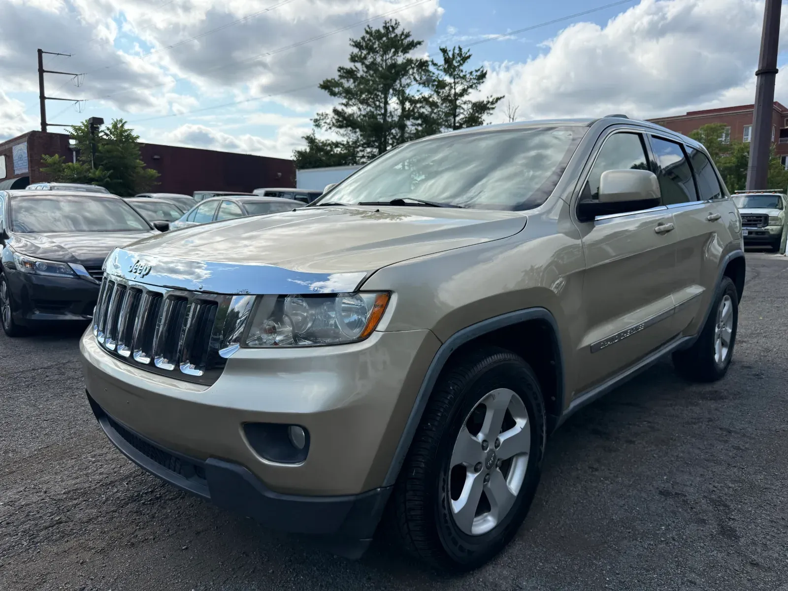 2011 Jeep Grand Cherokee Laredo in Gold, photo 1 of 16