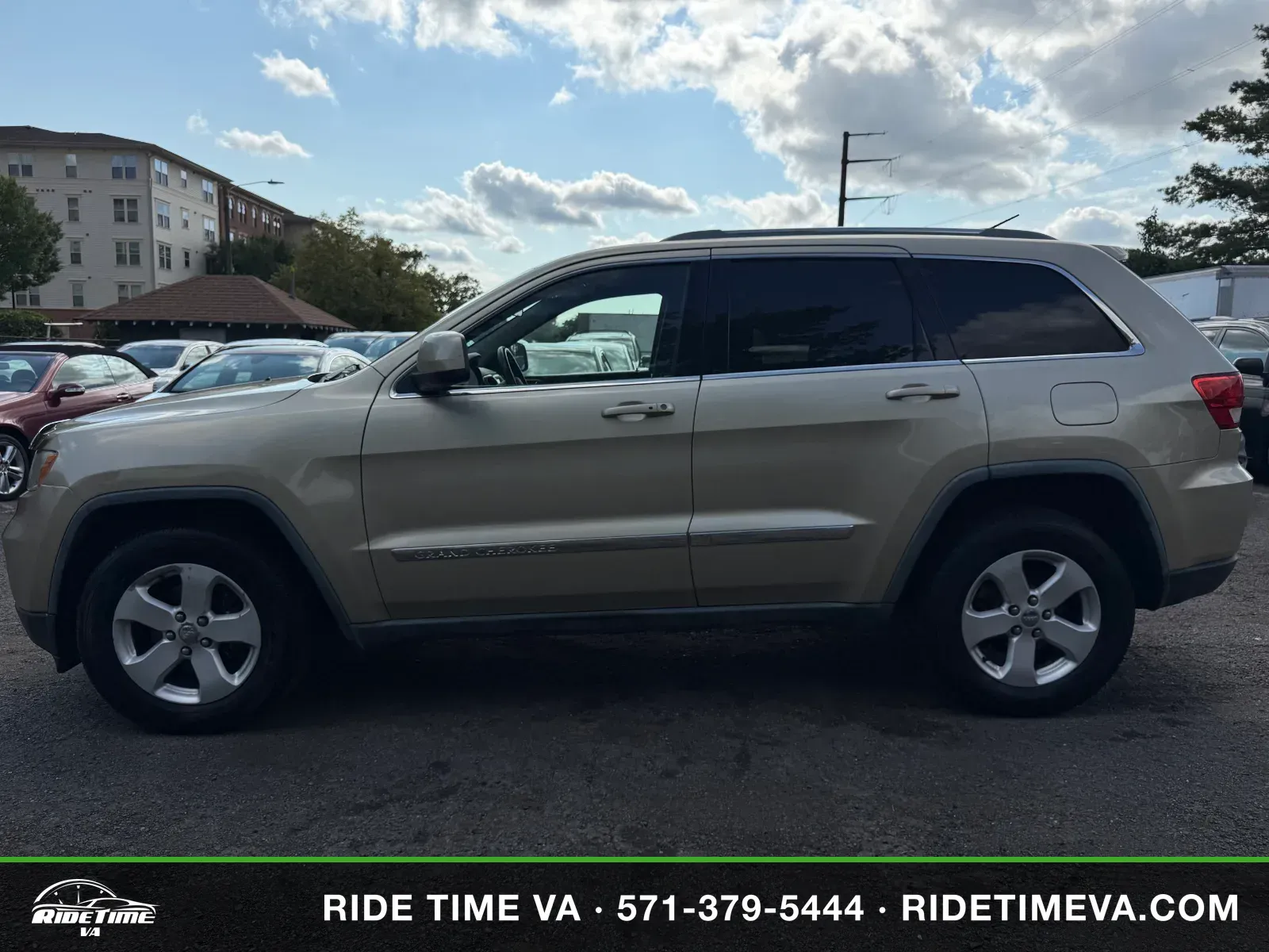 2011 Jeep Grand Cherokee Laredo in Gold, photo 2 of 16