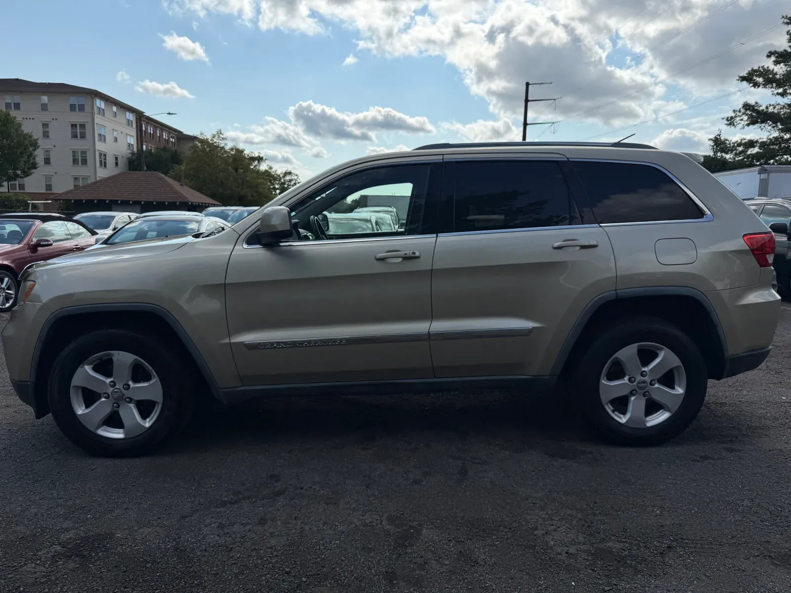 2011 Jeep Grand Cherokee Laredo in Gold, photo 2 of 16