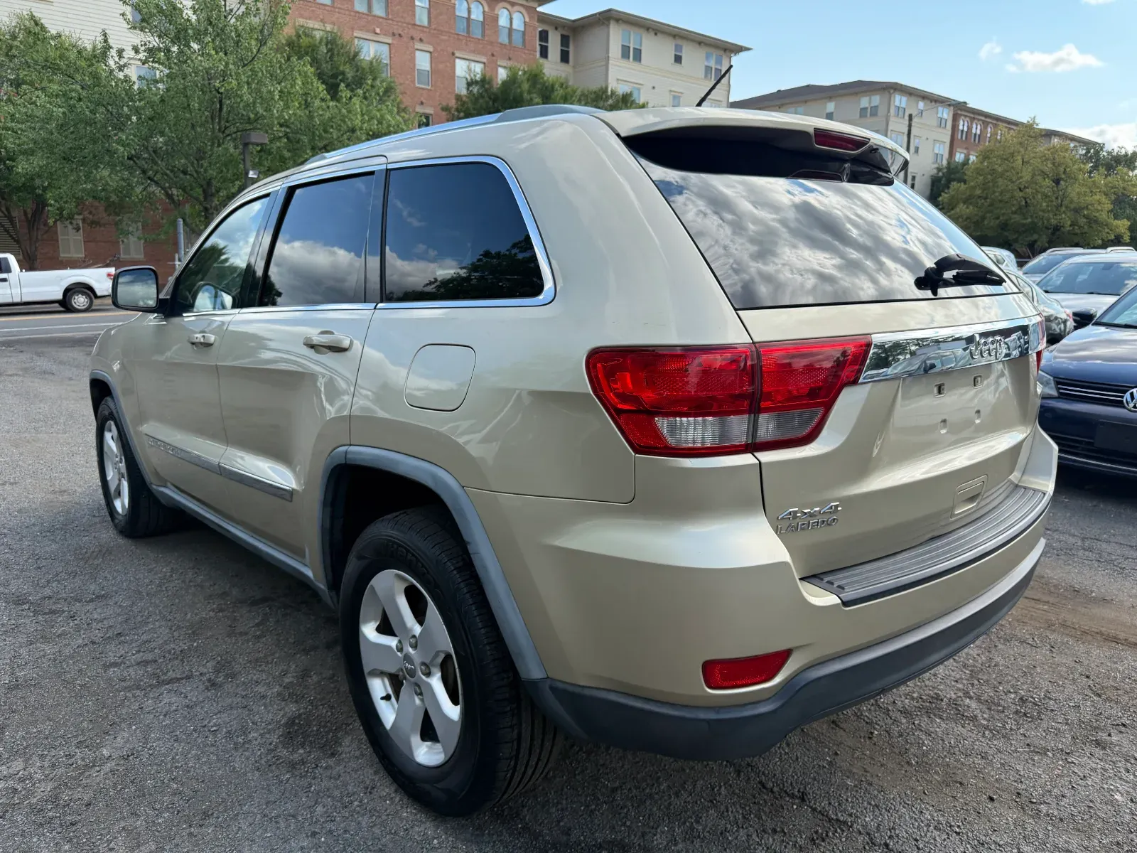 2011 Jeep Grand Cherokee Laredo in Gold, photo 3 of 16