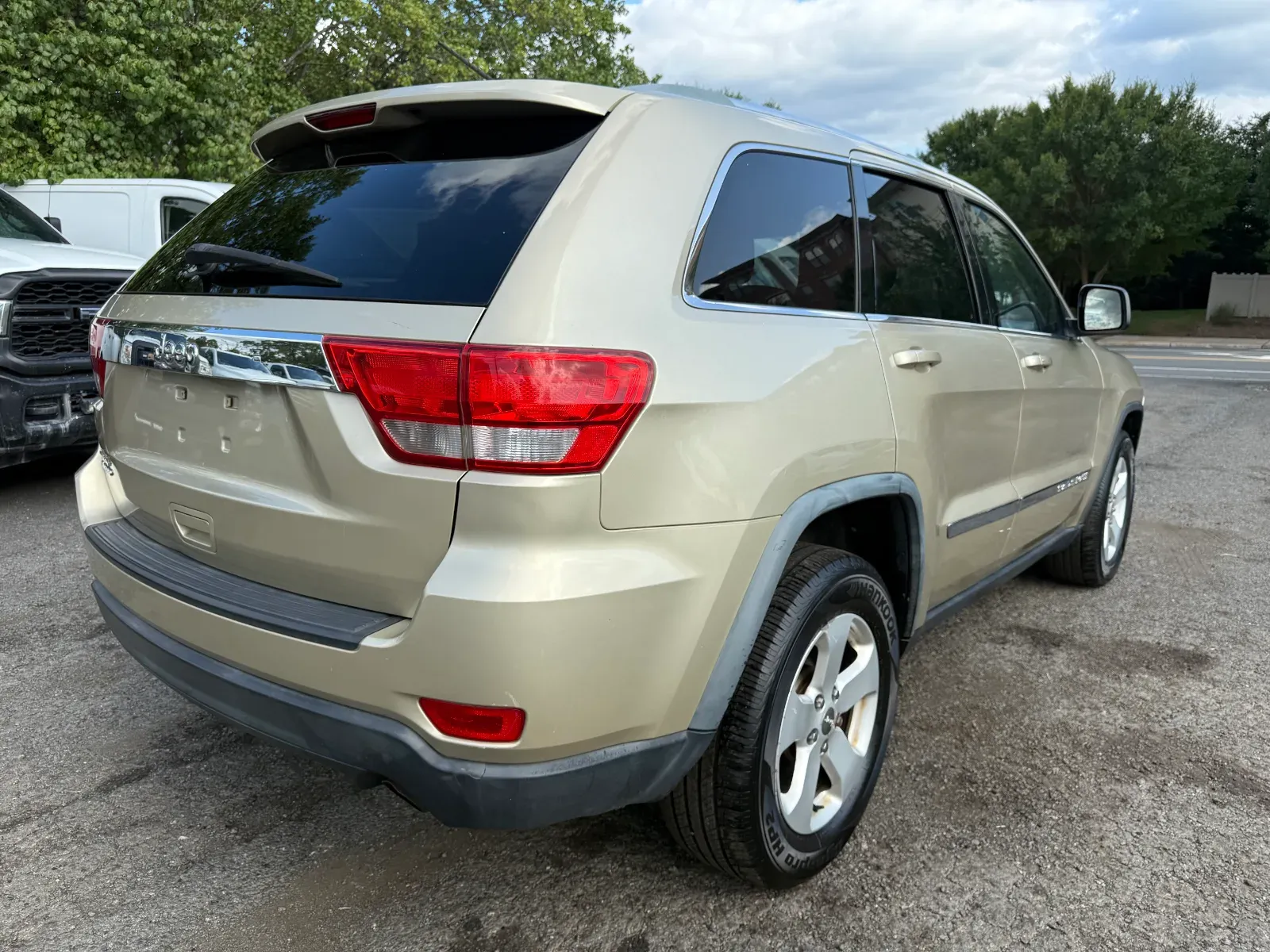 2011 Jeep Grand Cherokee Laredo in Gold, photo 5 of 16