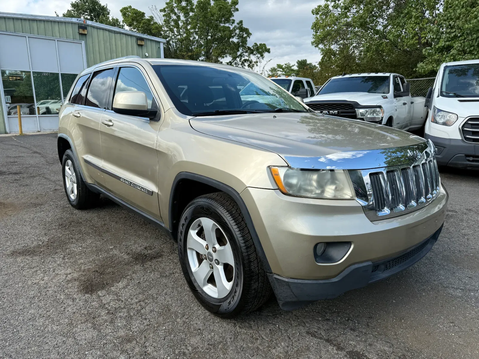 2011 Jeep Grand Cherokee Laredo in Gold, photo 7 of 16
