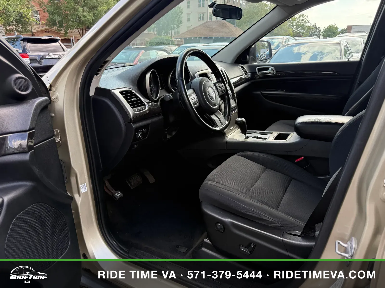 2011 Jeep Grand Cherokee Laredo in Gold, photo 9 of 16