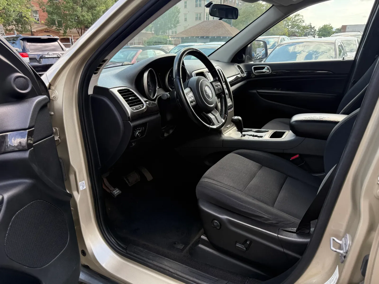 2011 Jeep Grand Cherokee Laredo in Gold, photo 9 of 16