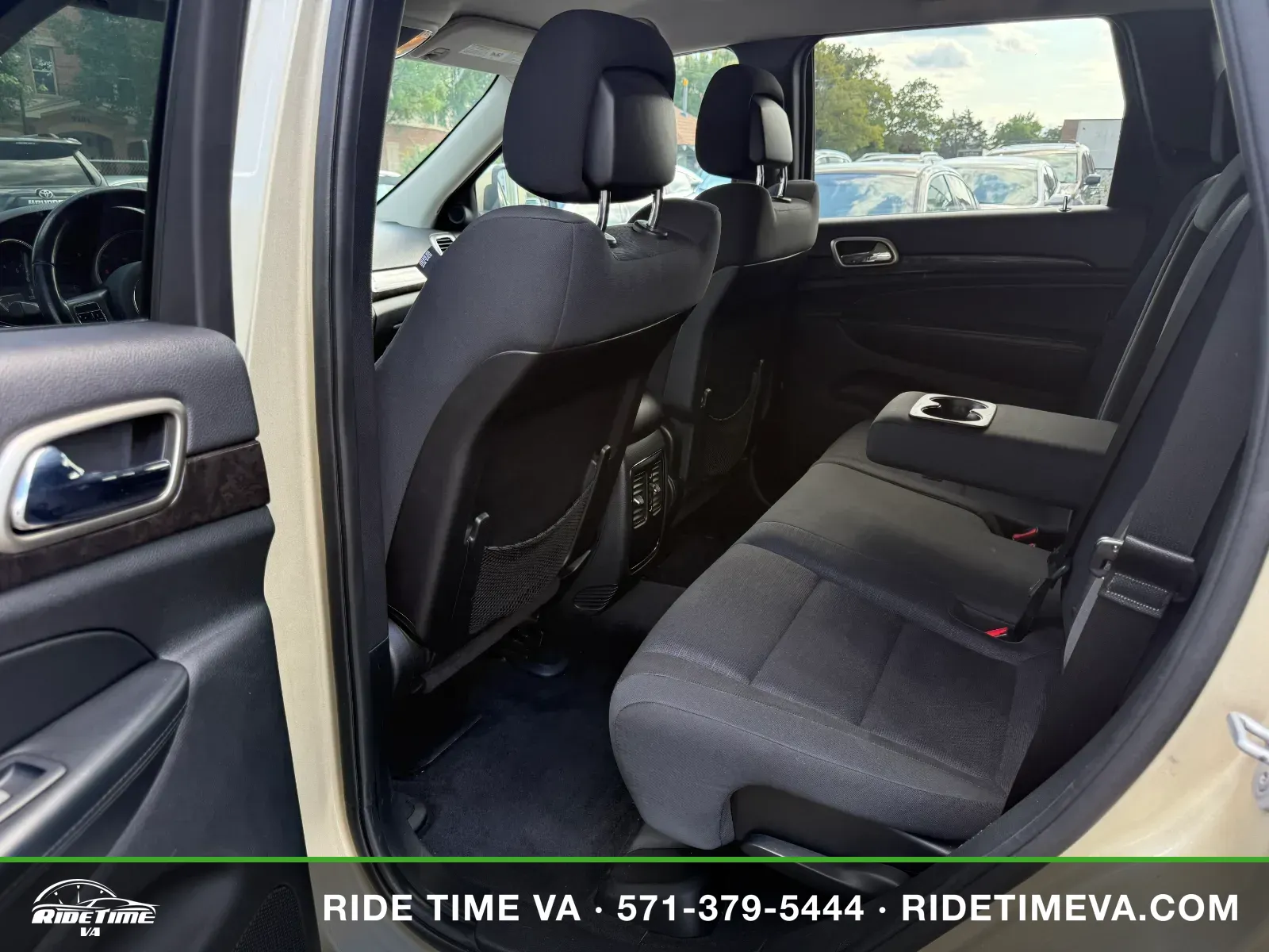 2011 Jeep Grand Cherokee Laredo in Gold, photo 10 of 16