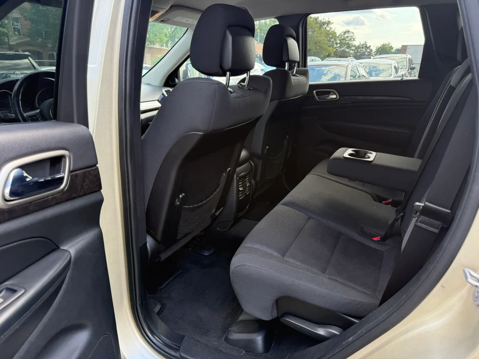 2011 Jeep Grand Cherokee Laredo in Gold, photo 10 of 16