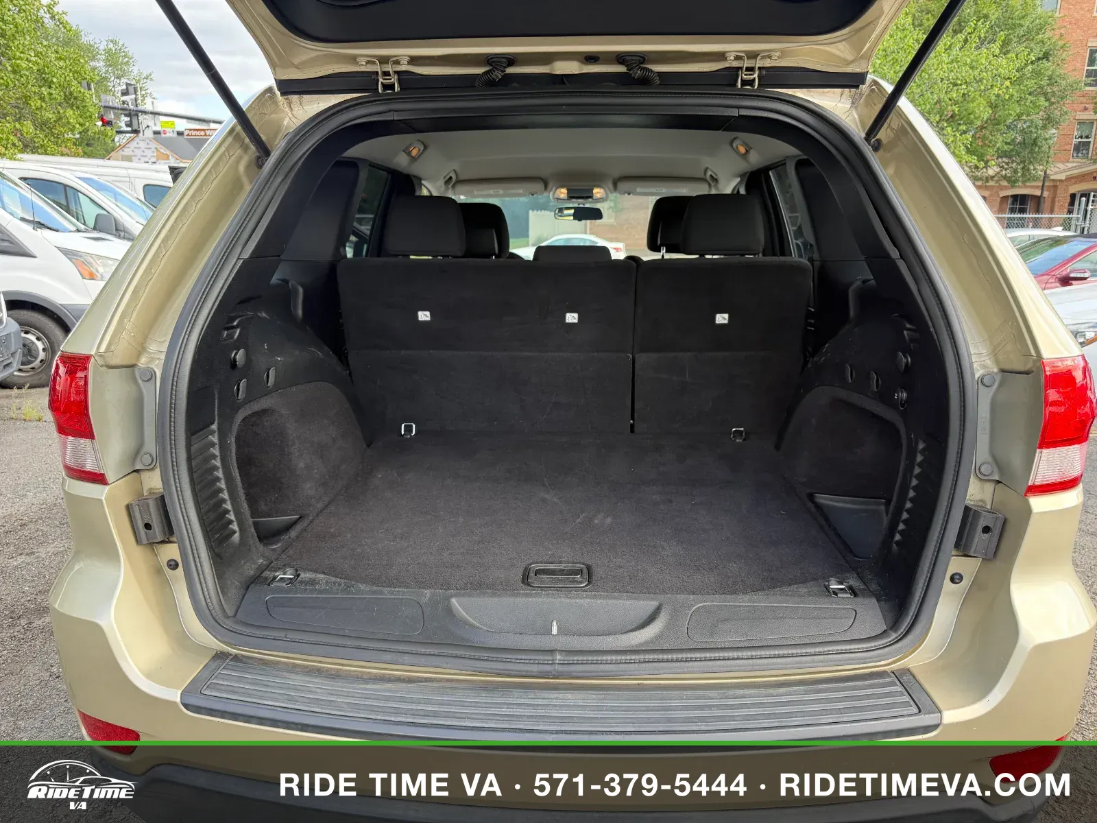 2011 Jeep Grand Cherokee Laredo in Gold, photo 11 of 16