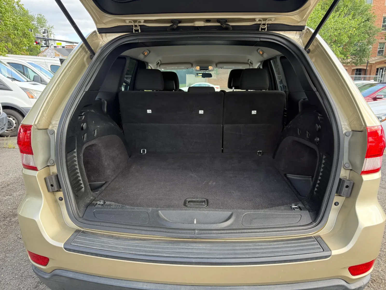 2011 Jeep Grand Cherokee Laredo in Gold, photo 11 of 16