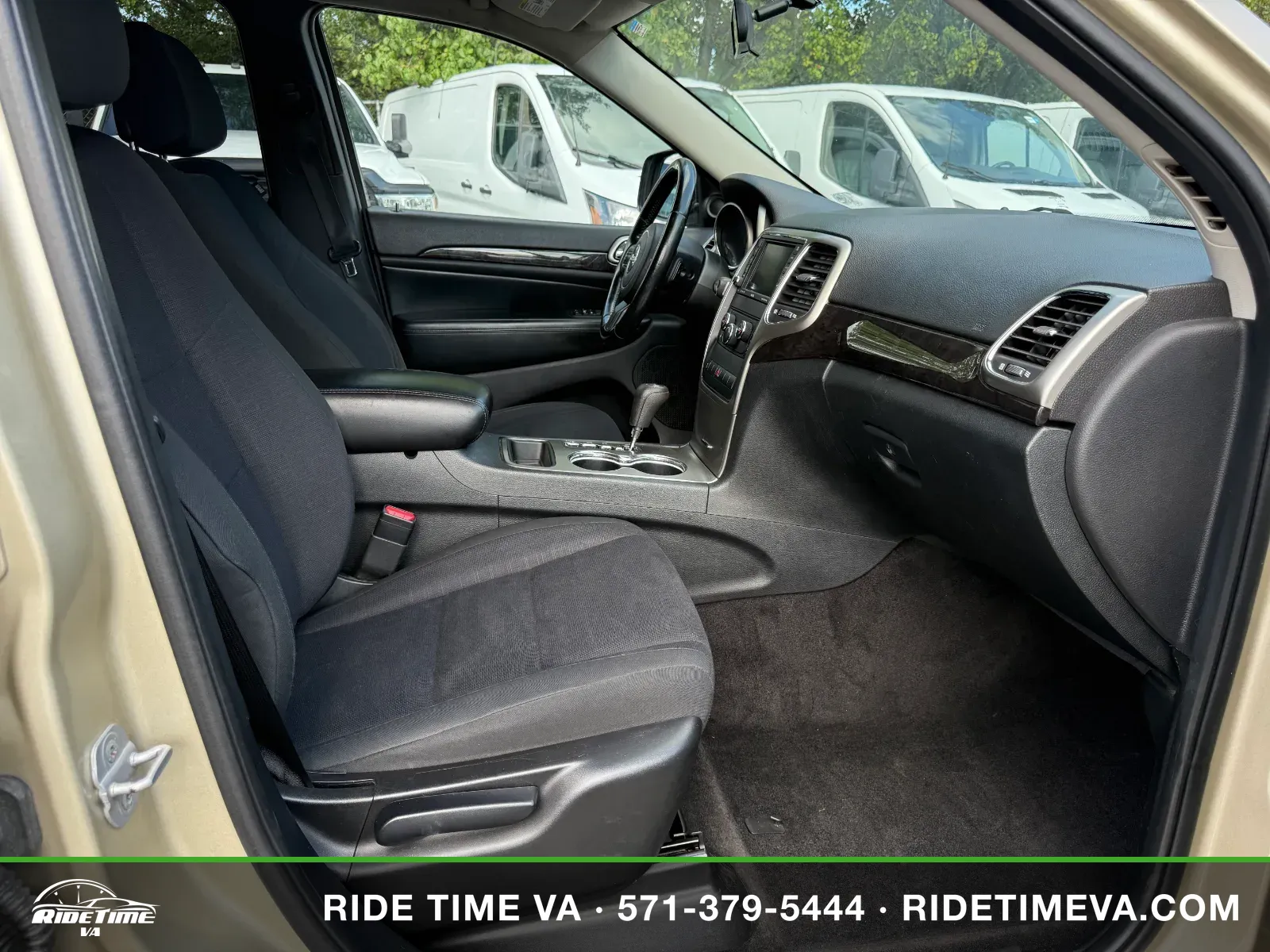 2011 Jeep Grand Cherokee Laredo in Gold, photo 13 of 16