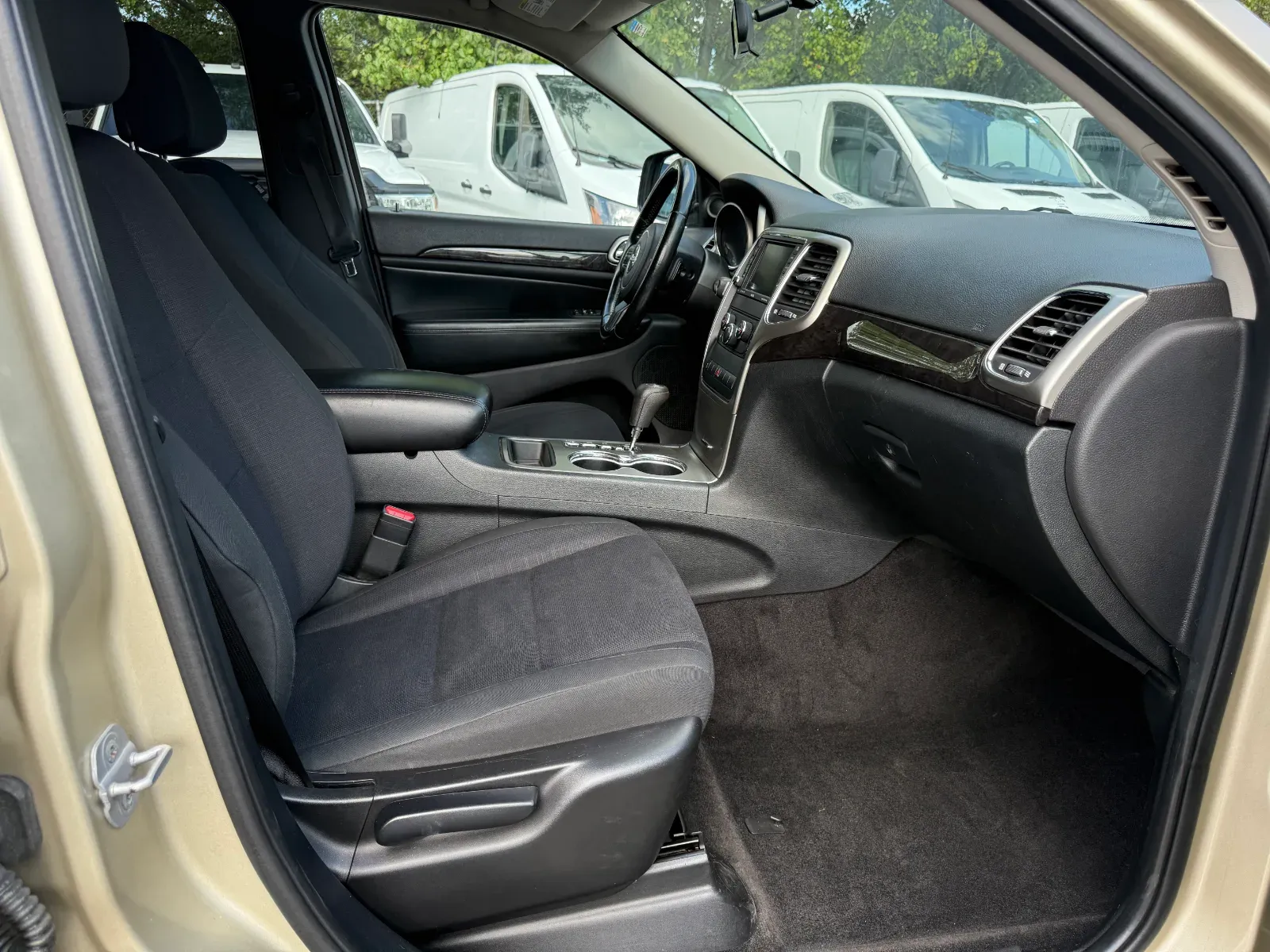 2011 Jeep Grand Cherokee Laredo in Gold, photo 13 of 16