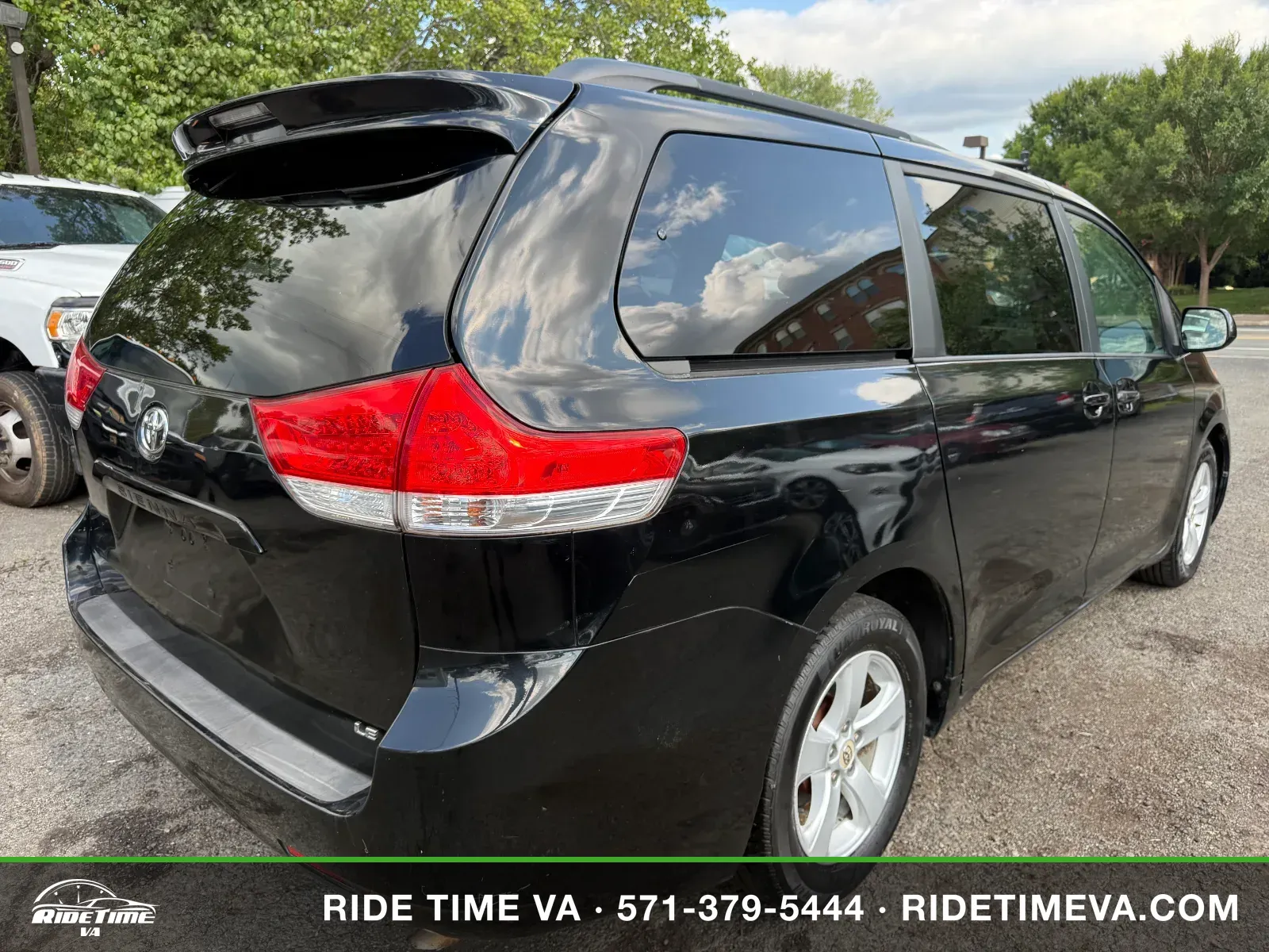 2011 Toyota Sienna LE in Black, photo 5 of 18