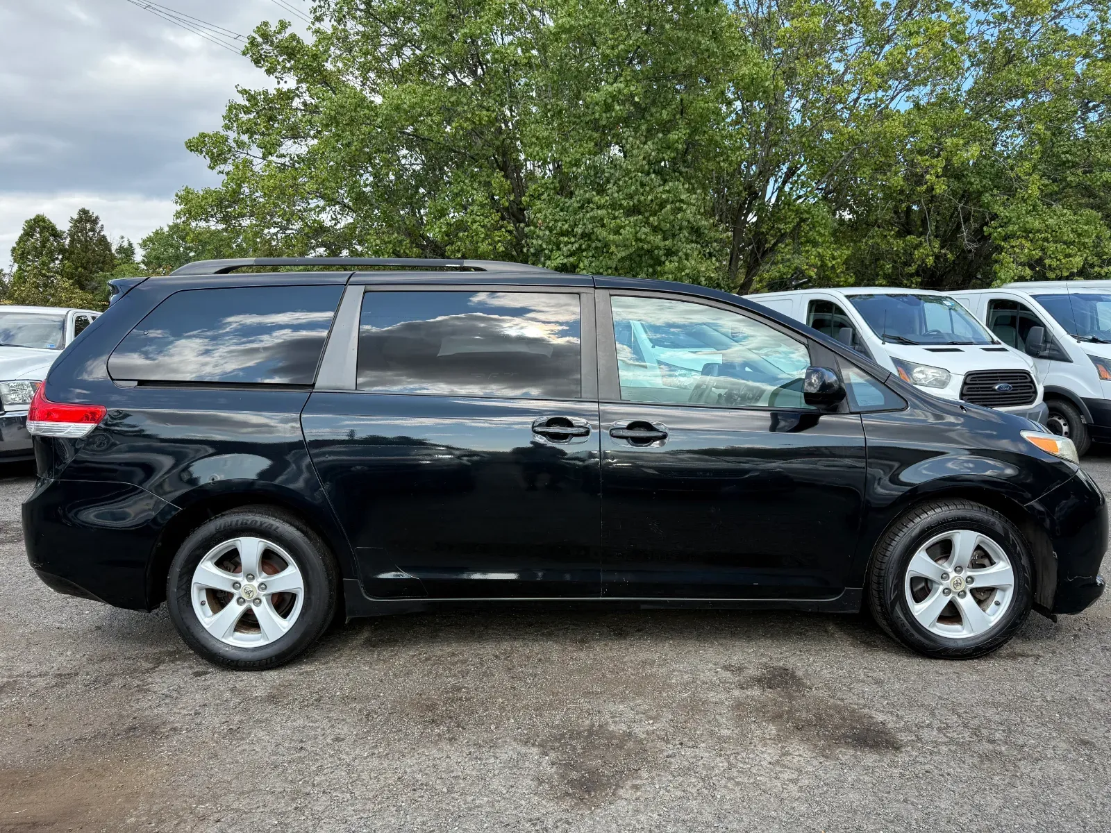 2011 Toyota Sienna LE in Black, photo 6 of 18