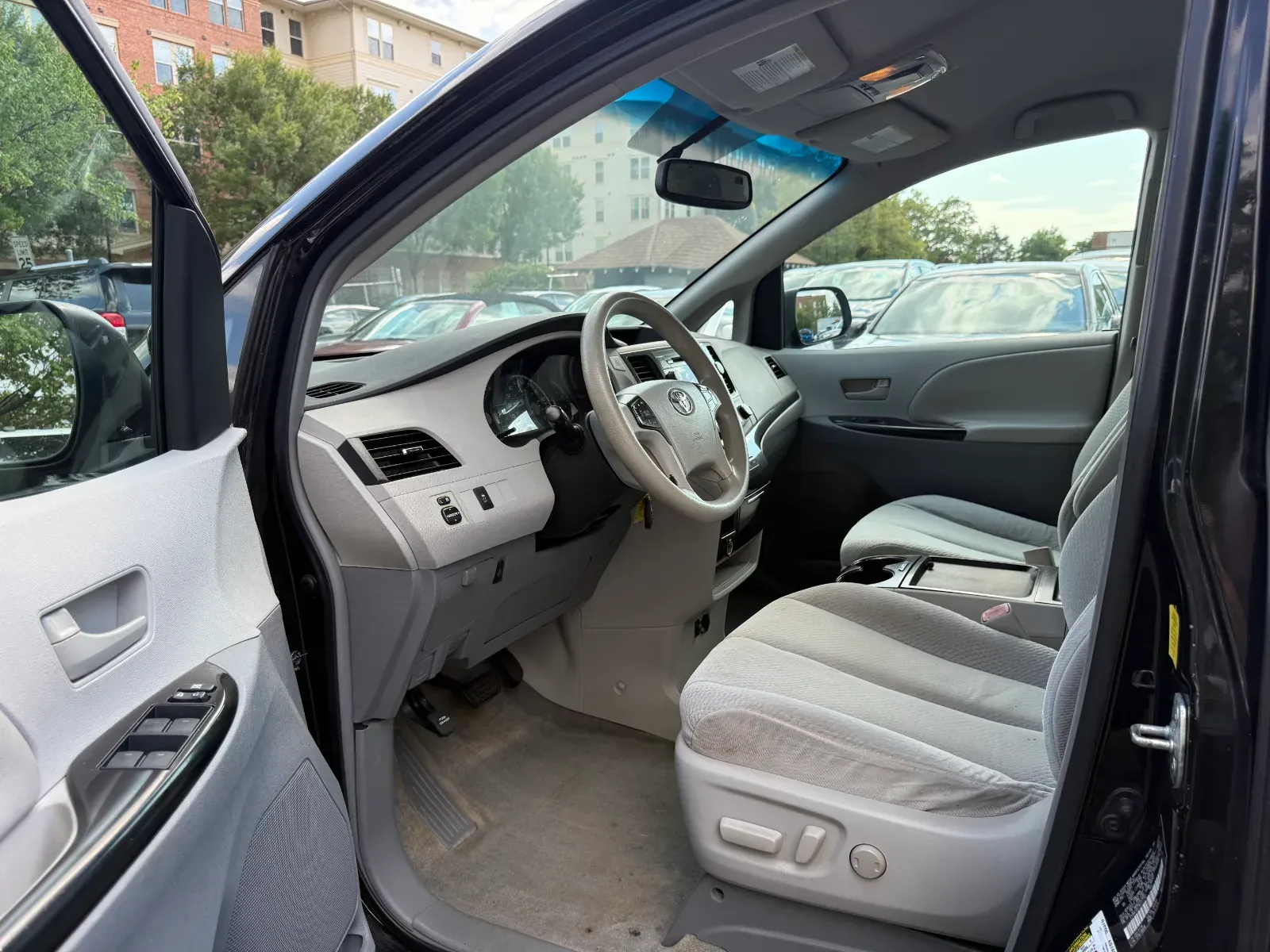 2011 Toyota Sienna LE in Black, photo 9 of 18
