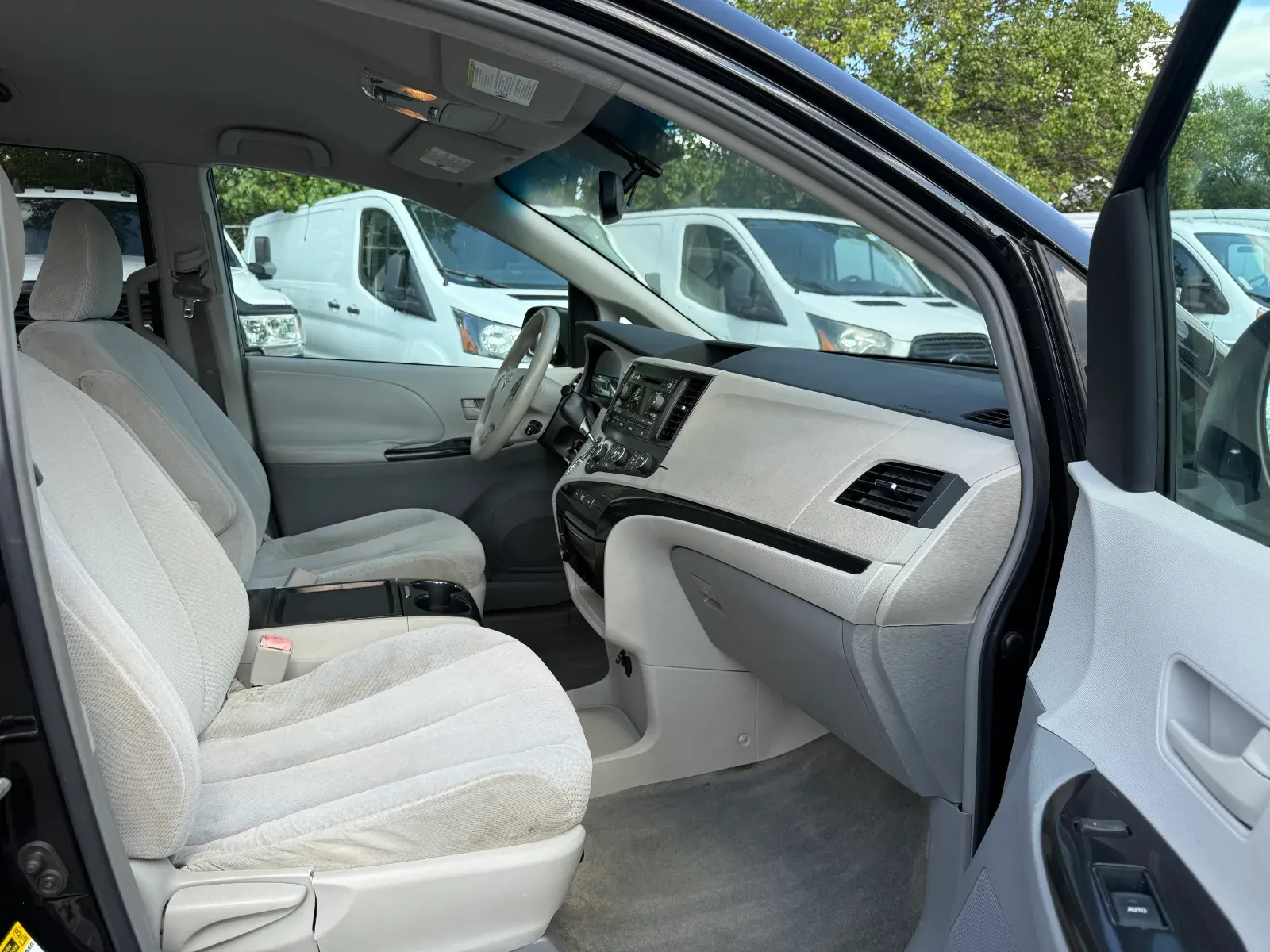 2011 Toyota Sienna LE in Black, photo 15 of 18