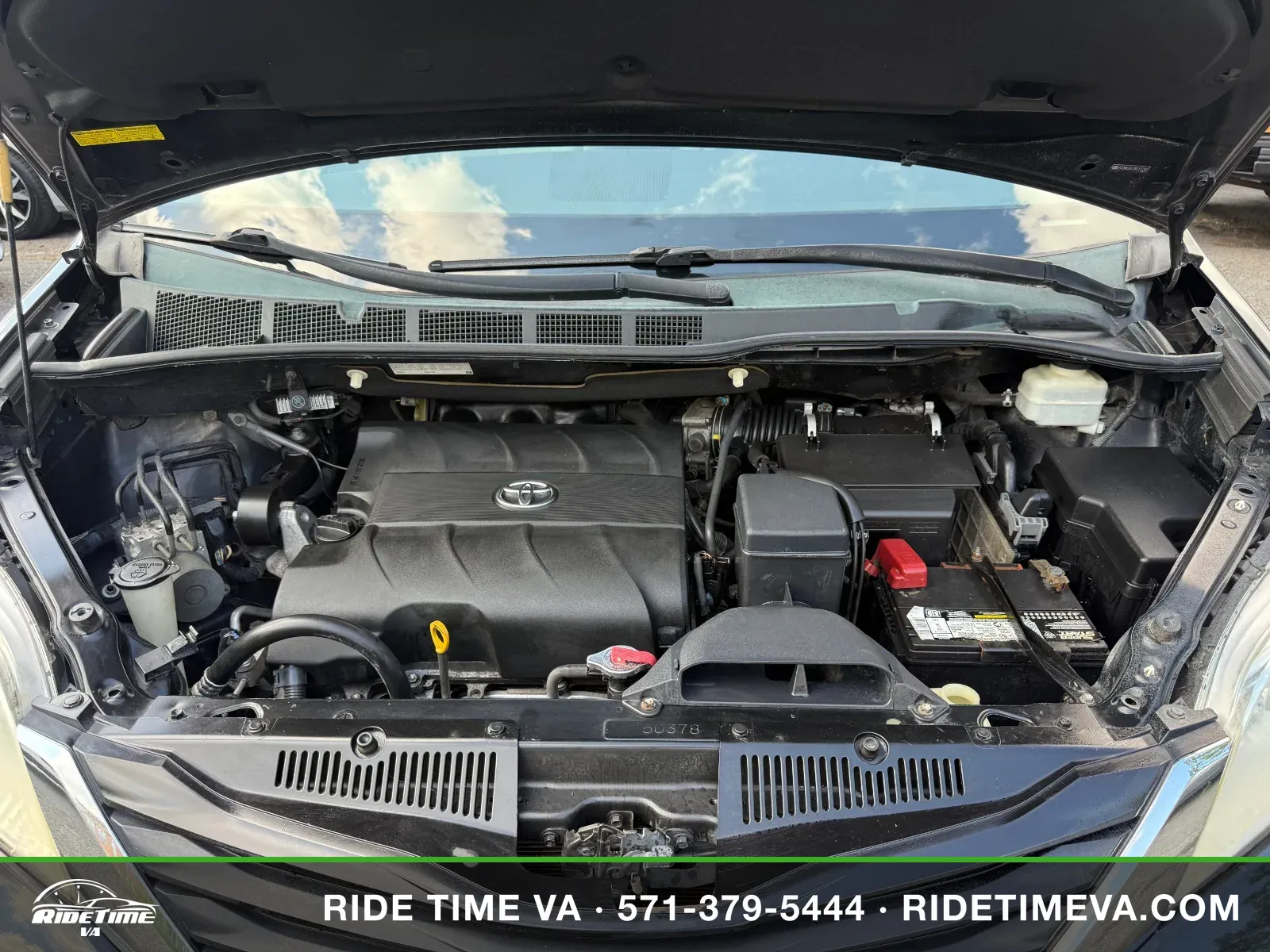 2011 Toyota Sienna LE in Black, photo 17 of 18