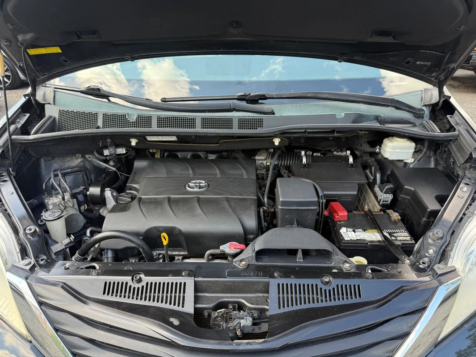 2011 Toyota Sienna LE in Black, photo 17 of 18