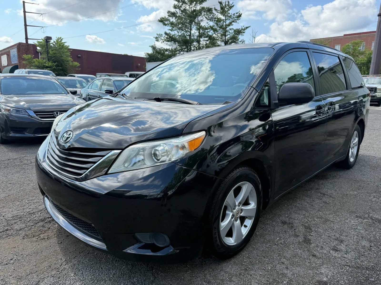 2011 Toyota Sienna LE in Black, photo 1 of 18