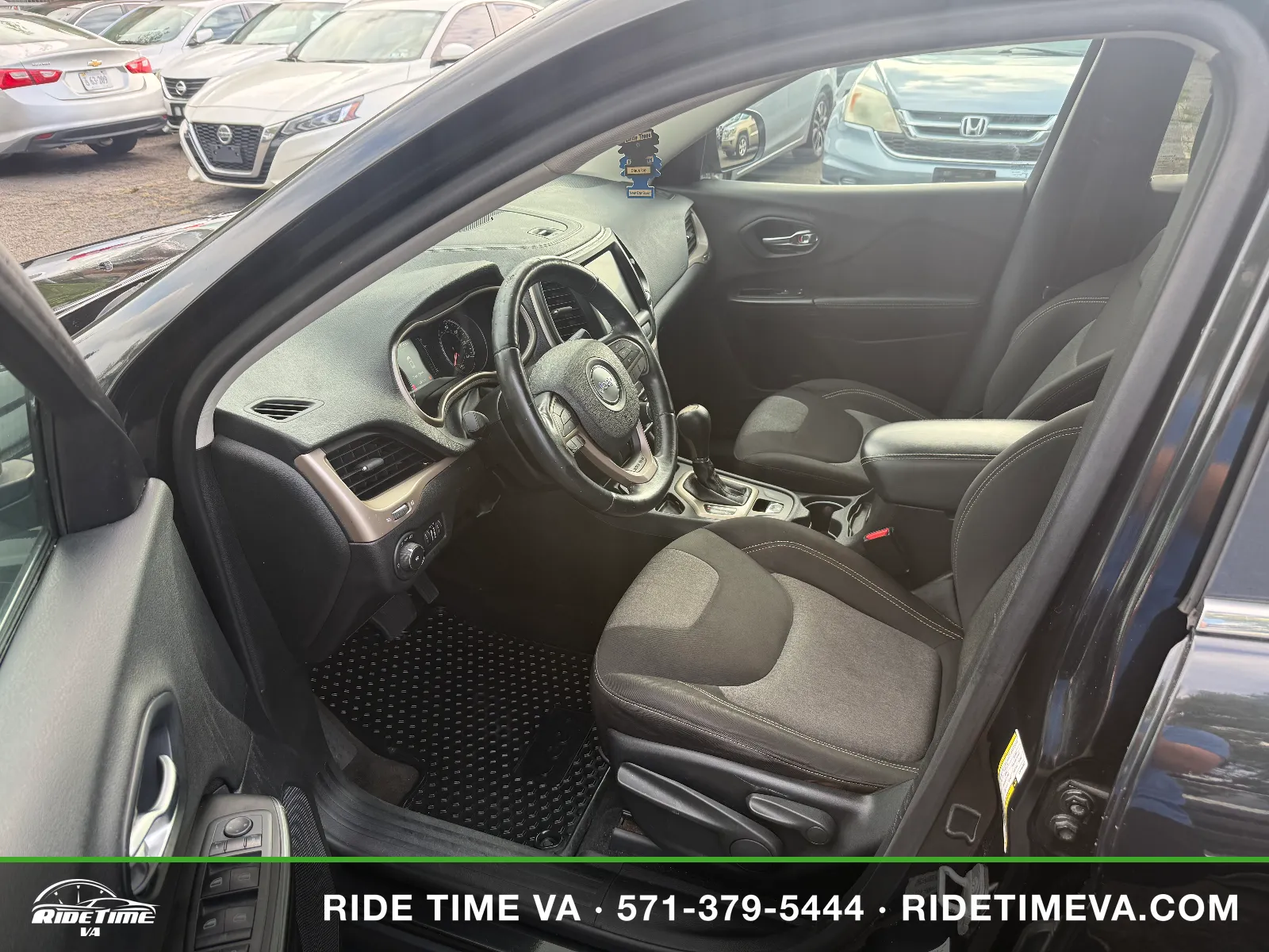 2014 Jeep Cherokee Latitude in Black, photo 9 of 17