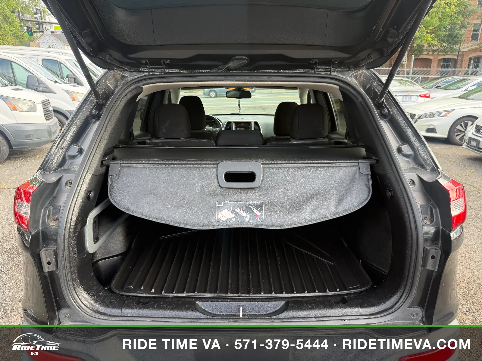 2014 Jeep Cherokee Latitude in Black, photo 11 of 17