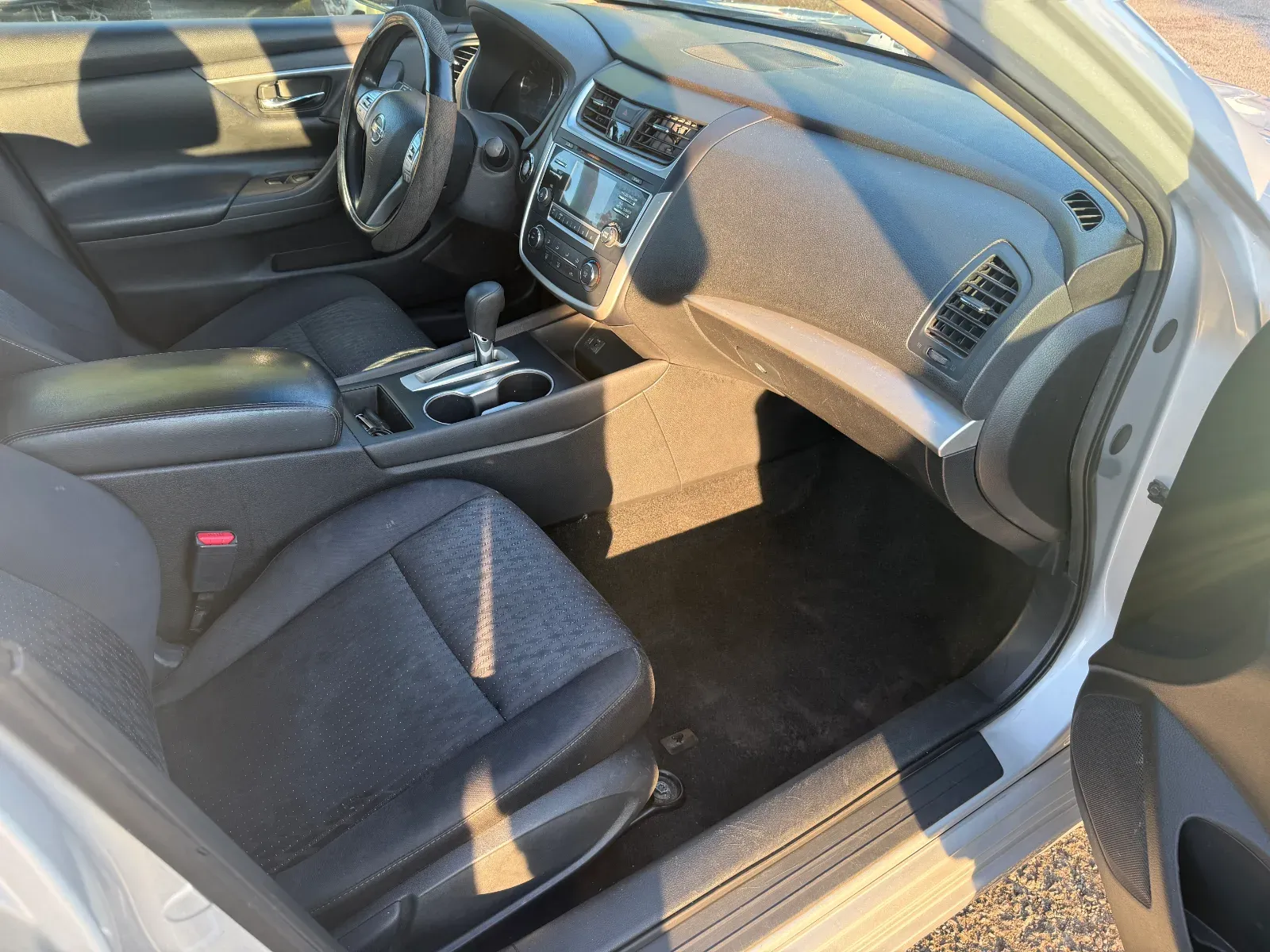 2016 Nissan Altima in Silver, photo 13 of 16