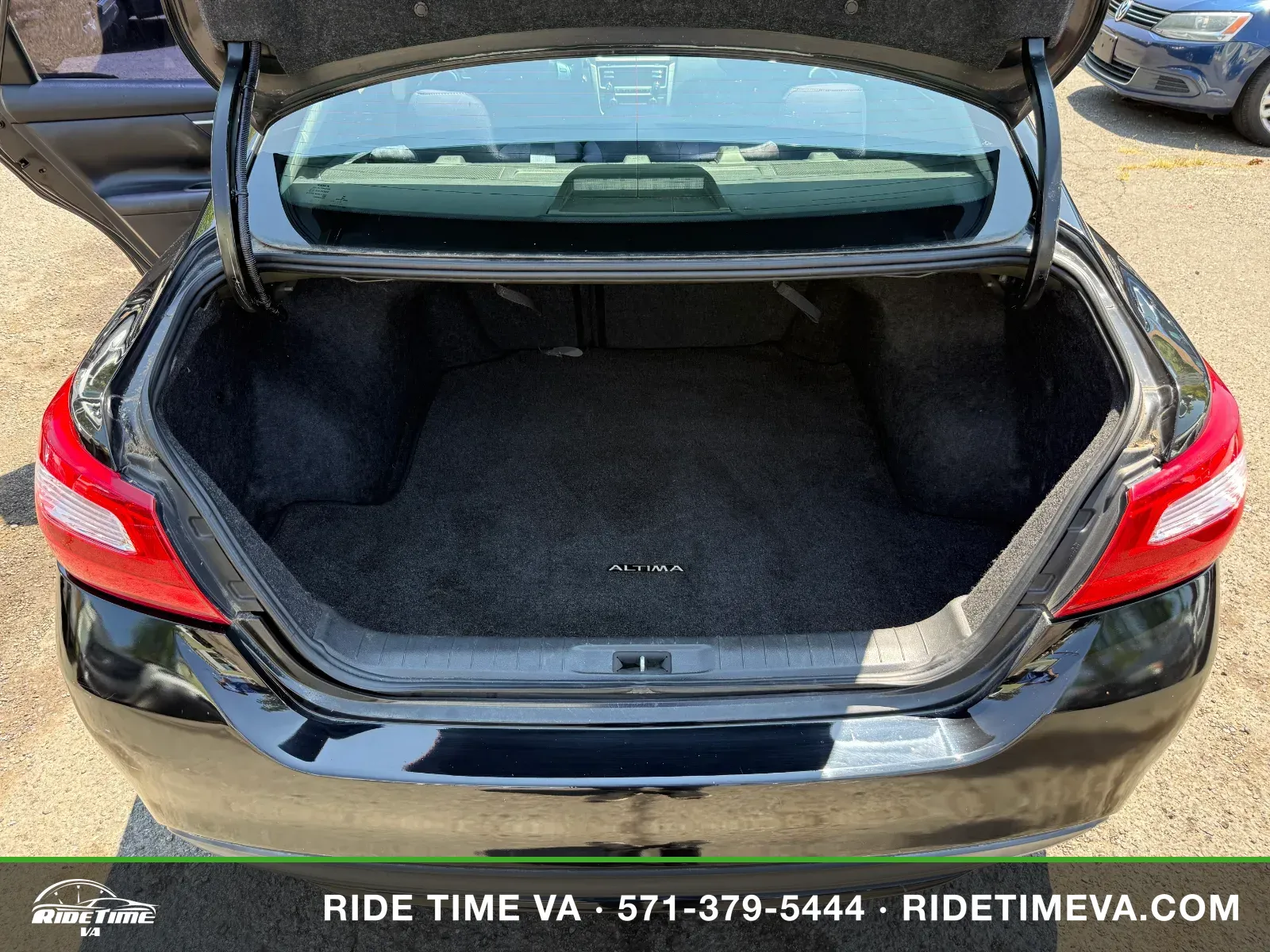2017 Nissan Altima SV in Black, photo 11 of 16