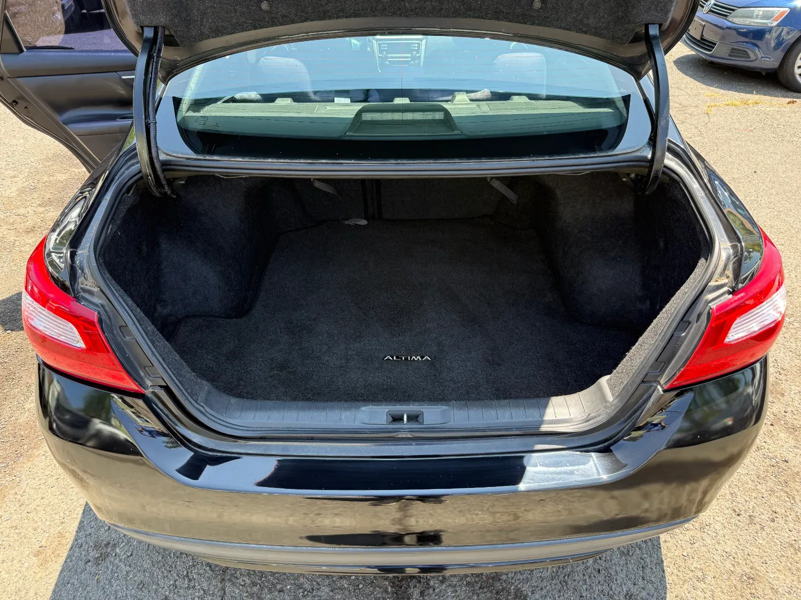 2017 Nissan Altima SV in Black, photo 11 of 16