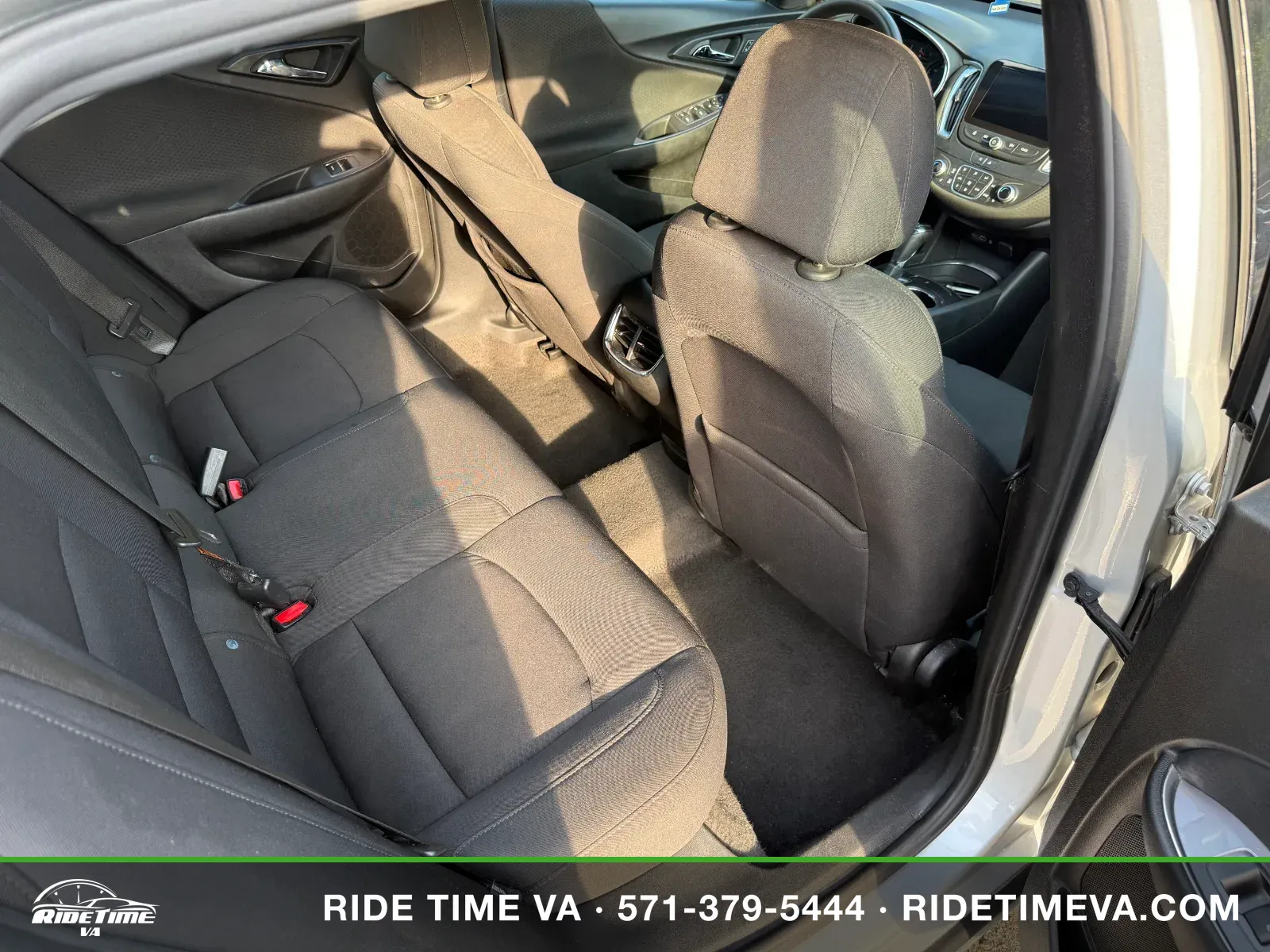 2020 Chevrolet Malibu LT in Silver, photo 12 of 17