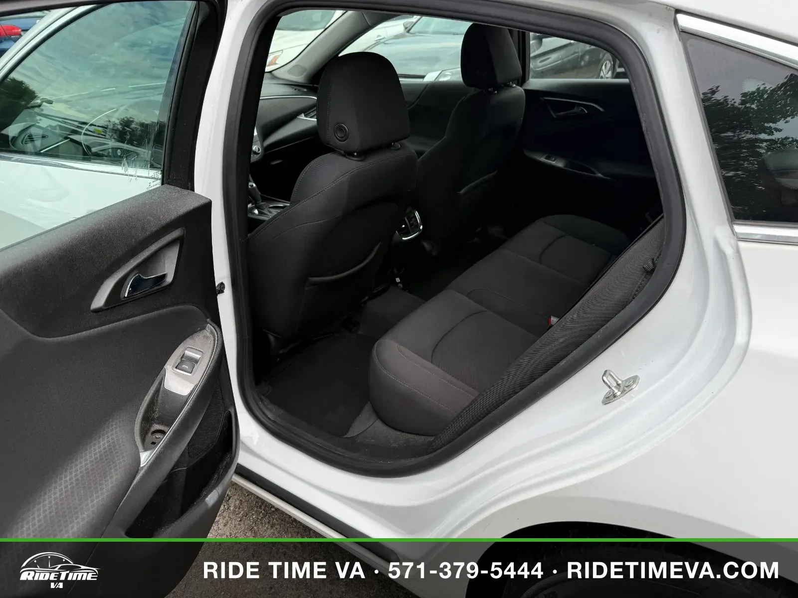 2020 Chevrolet Malibu LT in White, photo 10 of 16